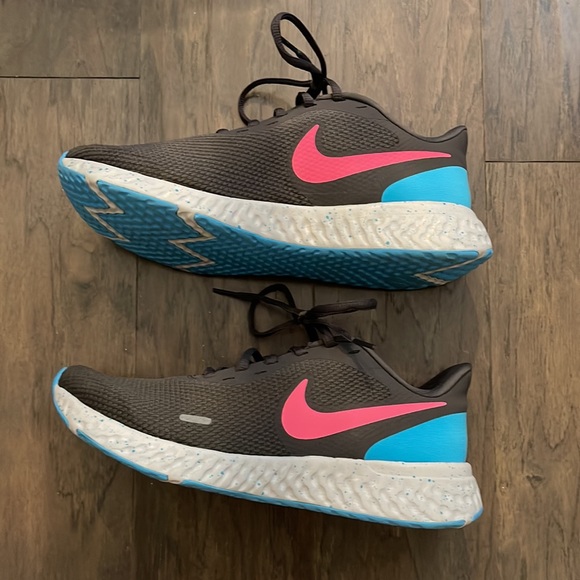 Nike Shoes - Nike tennis shoes